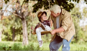 nonno che spinge su altalena nipotino