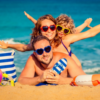 mamma papa e figlia sdraiati in spiaggia