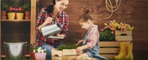 mamma e figlia che fanno giardinaggio