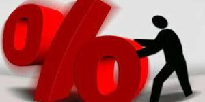 uomo che spinge il segno di percentuale